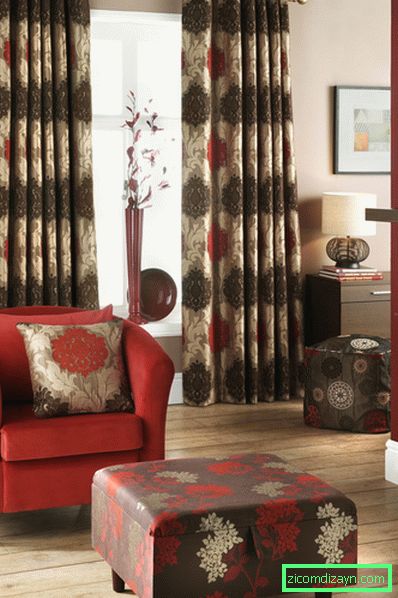 dnevna soba-dnevna soba-dekoracija-ideja-sa-udobnim-crvenom foteljom i kvadratnim-obloženim stolom-komplet-sa-zavjese-stakla-prozora-dnevne-sobe-draperije-ideja
